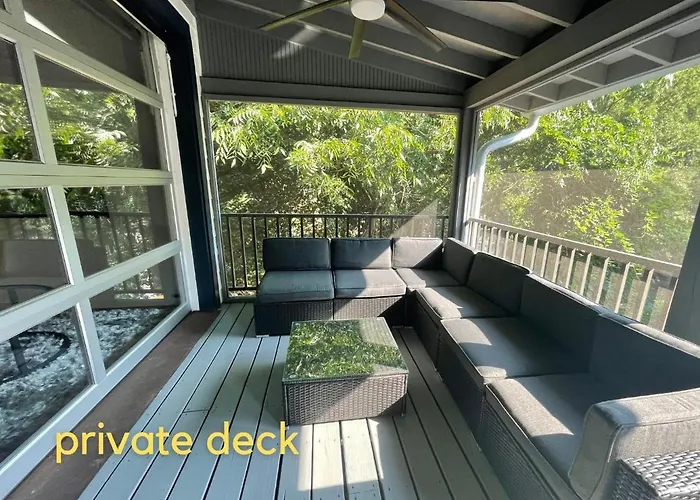 Normalbnb - 2 Blocks From Restaurants, Bars, Hospital